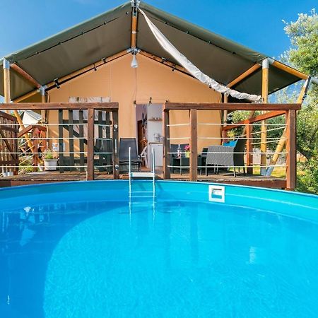 فندق Prima Insula Glamping Brusici المظهر الخارجي الصورة
